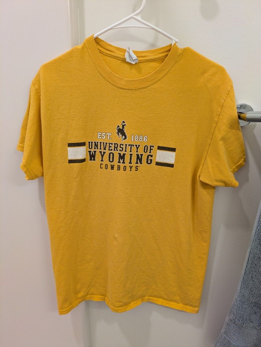 University Of Wyoming Men's Medium T-shirt