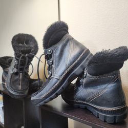 St. Johns Bay Women's Boots.  Very good condition. Size 7M. Leather Upper. 