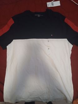Tommy Hilfiger Men's Global Stripe Colourblock Crew Neck T-Shirt in Navy/White.