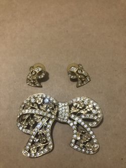 Bow broach & post stud earrings w/simulated stones