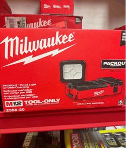 M12 12-Volt Lithium-Ion Cordless PACKOUT Flood Light w/USB Charging