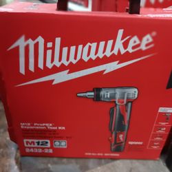 Milwaukee New Kit Pex Expander 12M Batteries And Charger 