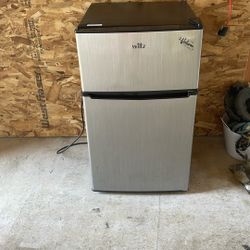 Mini fridge