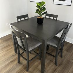 Dining Room Table + 4 Chairs 