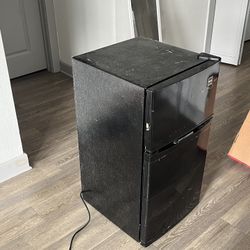 Mini Fridge/Freezer (RCA 3.2 cu. ft.)