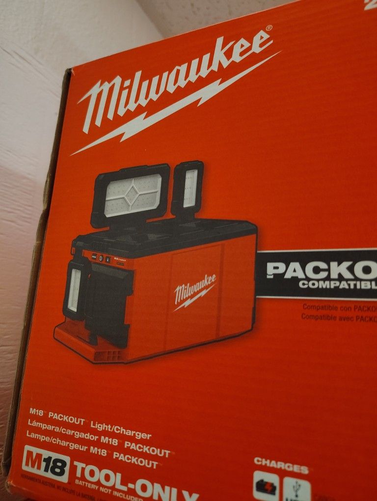 Milwaukee Pack Out Light/Charger