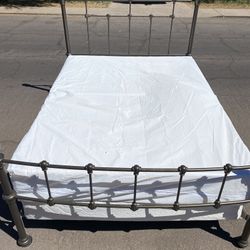 FREE DELIVERY: Queen Memory Foam Bed