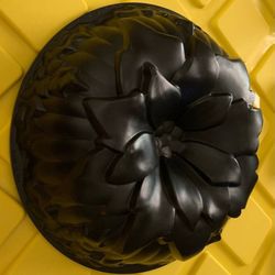 Nordic Ware Poinsettia Bunt pan 