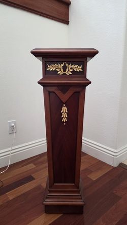 Mahogany Pedestal Stand