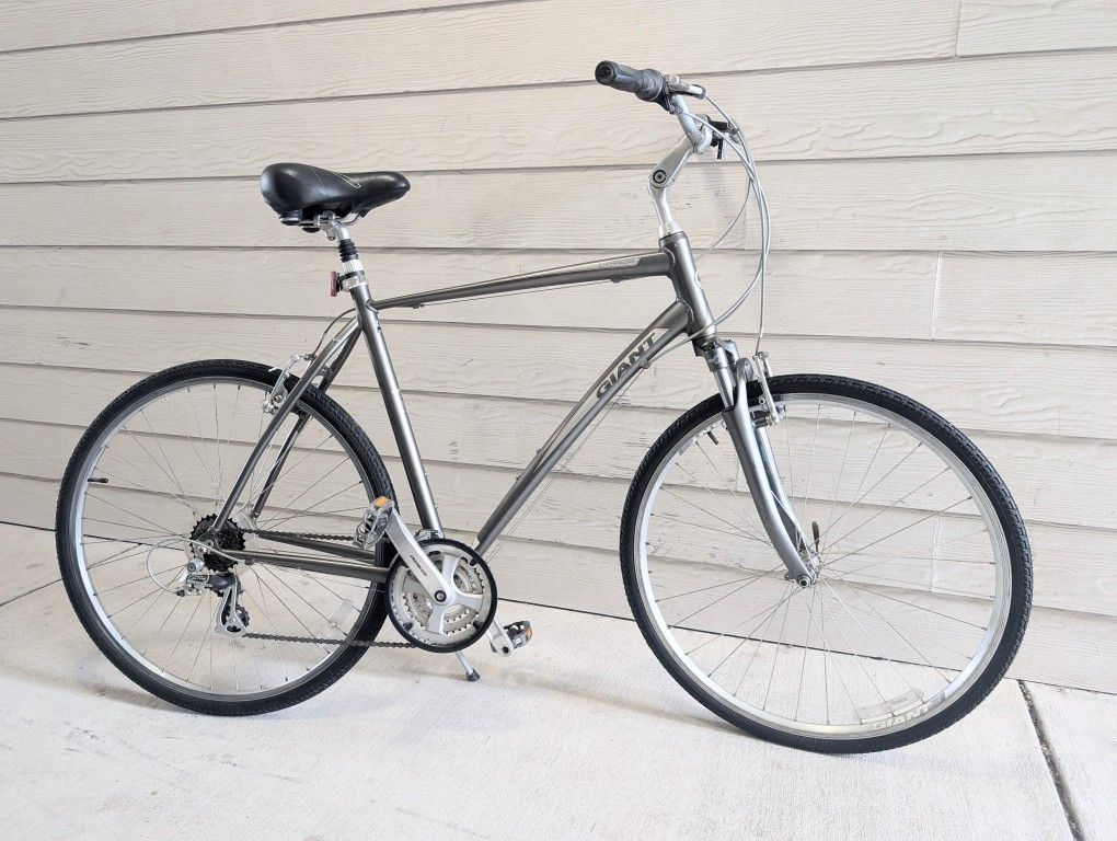 Giant Cypress - 28"/700c Aluminum XL frame Hybrid bike