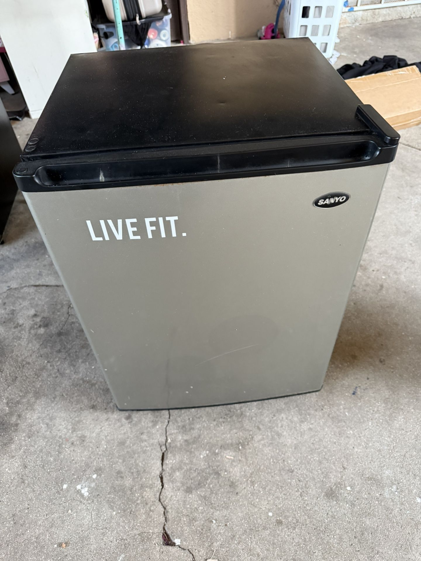 Sanyo Small Mini Fridge