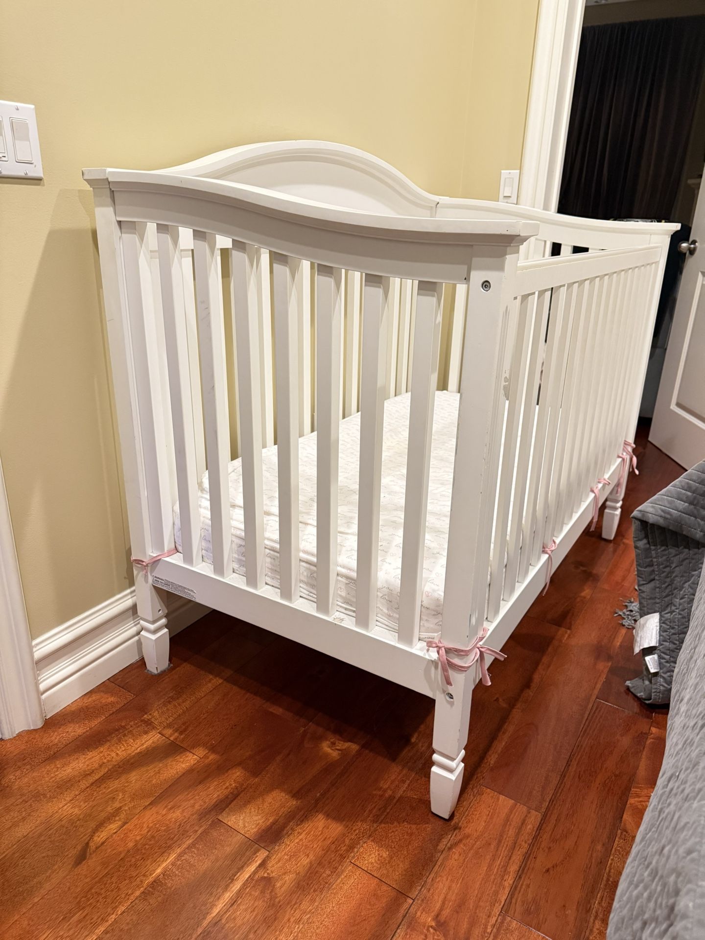 White Chic Crib W/ Mattress 