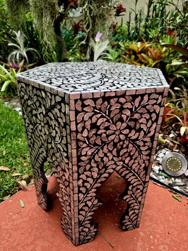 Octagonal Capiz Moroccan Accent Table Side End Table Black/Silver 20"×22"