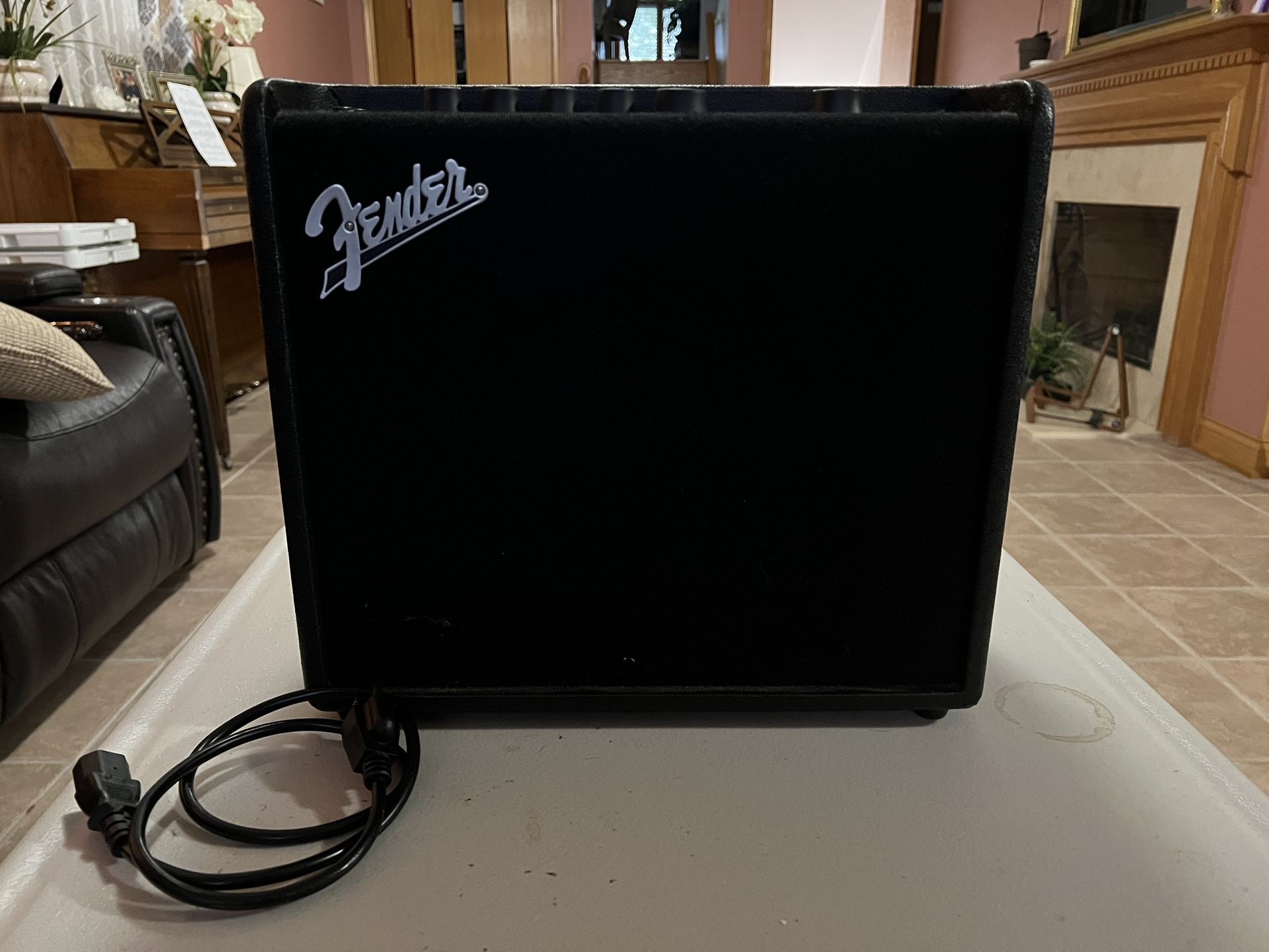 Fender Mustang LT25 Amplifier. ( built-in effects )