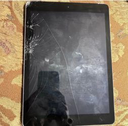 Apple iPad 5th Gen 32GB (Wi-Fi + Cellular) 9.7" - Cracked Screen - WORKING