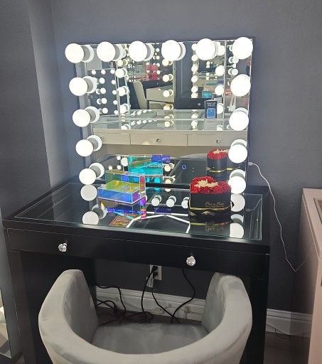BEAUTIFUL GLASS TOP VANITY BLUETOOTH SPEAKER MIIROR $$798 FINANCING AVAILABLE NO CREDIT NEEDED