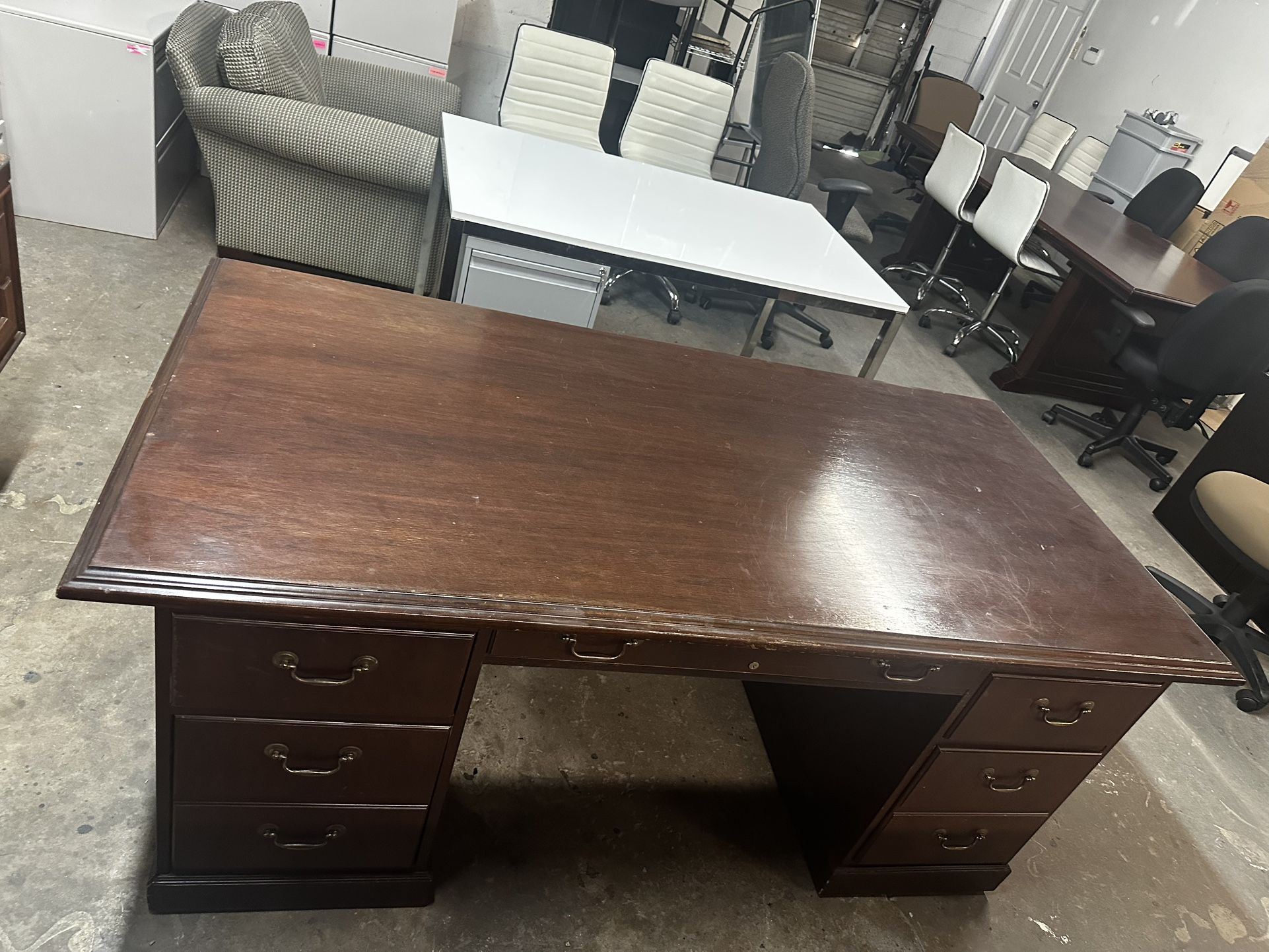 OFFICE/HOME DESK EXECUTIVE DESK TRADITIONAL