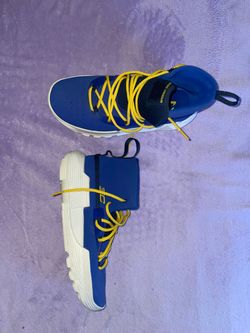 Under Armour Shoes (Size 7Y)