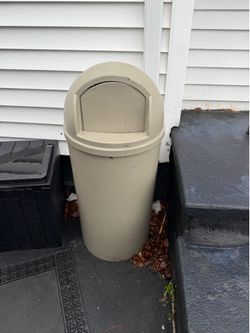 Rubbermaid 25 gallon outdoor indoor trashcan