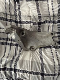 Infiniti q60 passenger engine bracket