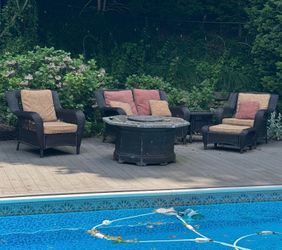 Outdoor seating set with cushions