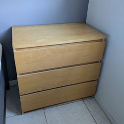 Ikea Malm 3-drawer dresser. Se Habla Español 