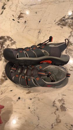 Like new men’s Keen sandals shoes gray 9.5