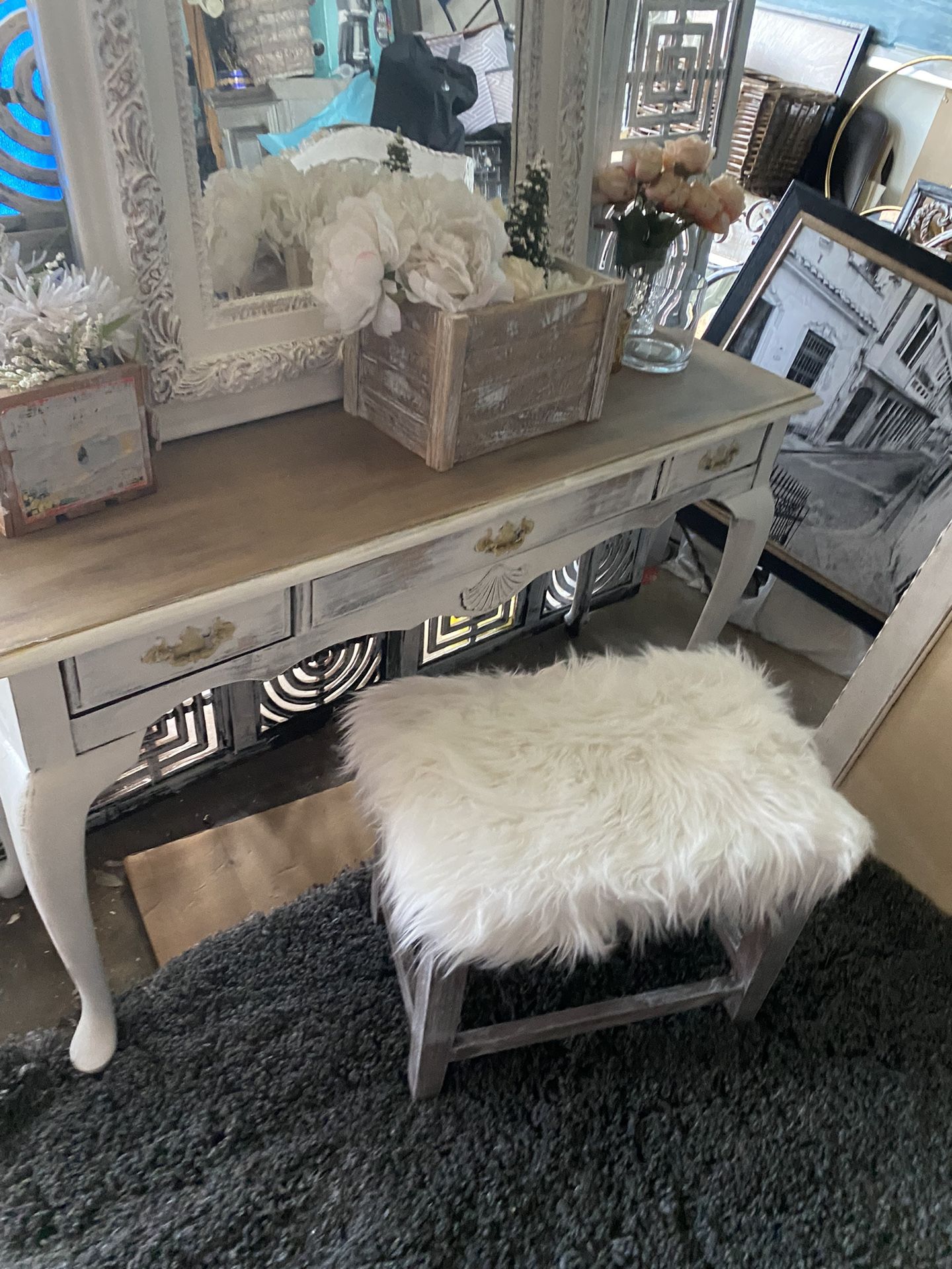 Beautiful :3 Piece Vanity Set. 4 Ft