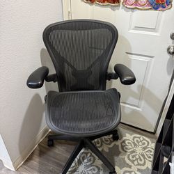 Herman Miller Aeron ( SIZE B  ) FULLY LOADED  !!