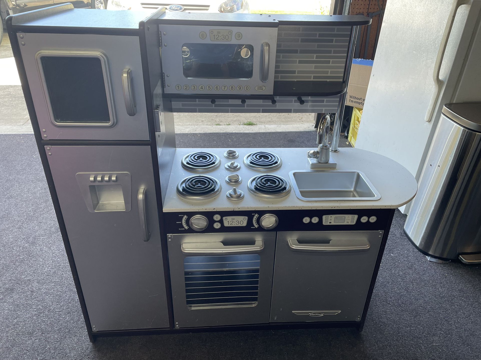 Kid Kraft Play Kitchen