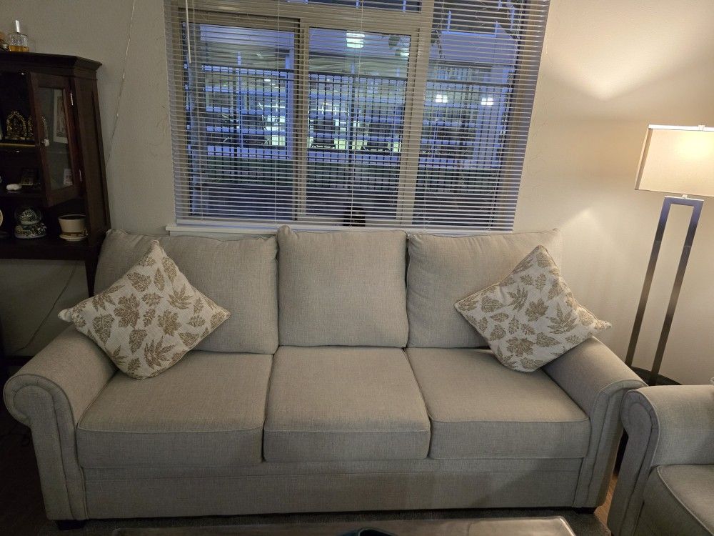 Couch - Like New (Mint Condition) 