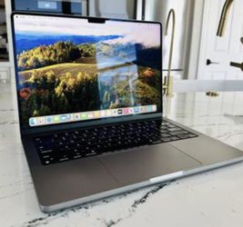 MacBook Pro M1 Max | 32GB RAM | 512GB SSD + Mouse, Tough Case & Power Station