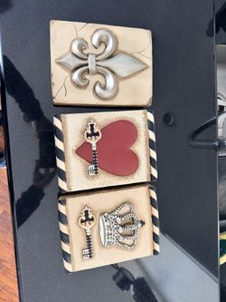 Gango Home Décor King and Queen Fleur De Lis, Keys and Crown wall plaques