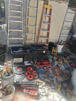 Tools and ladders lot/ lote de herramienta y escaleras
