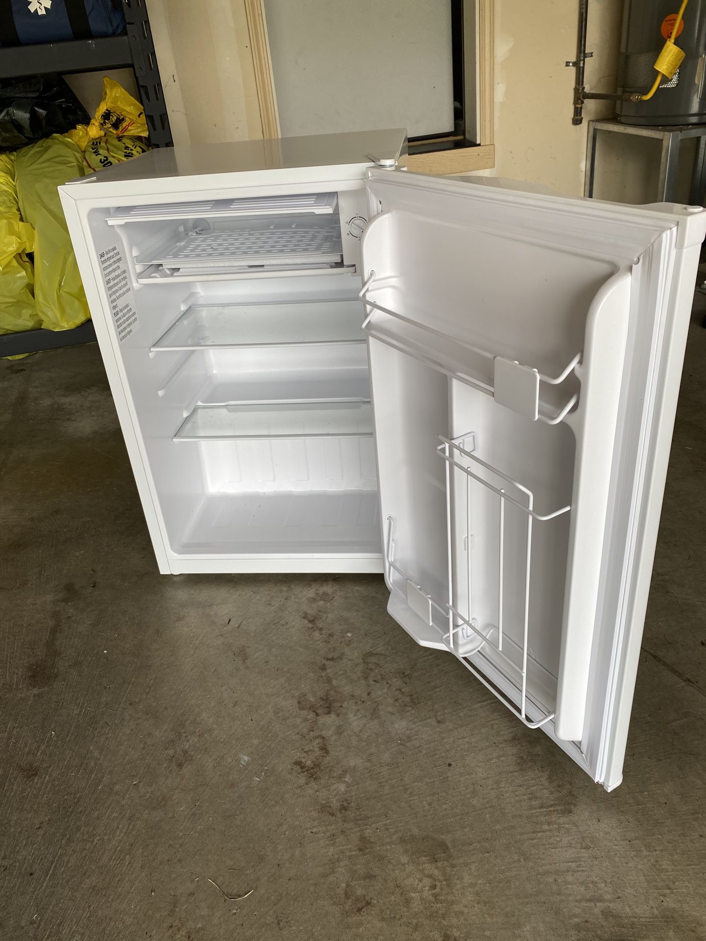 Artic Fresh free standing Brand new mini fridge, firm on price . 2.7 cubic feet