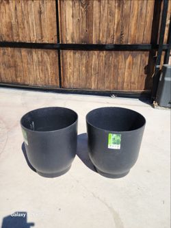 Large Black Rubber Self-watering Round Planter With Drainage Holes