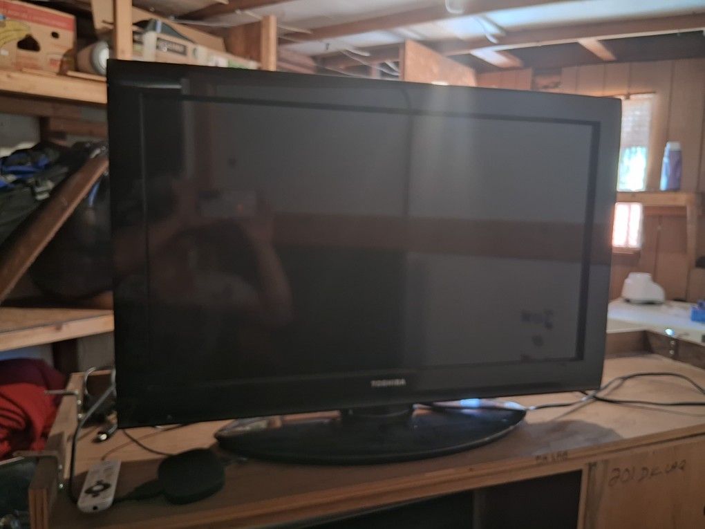 Toshiba 32"  Tv With Streaming Device