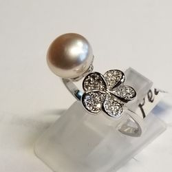 WHITE PEARL RING . SZ Ajustable.