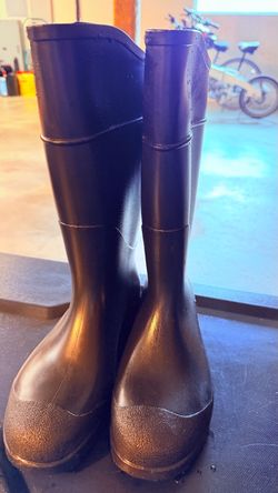 Selling 3 pairs of black rain boots