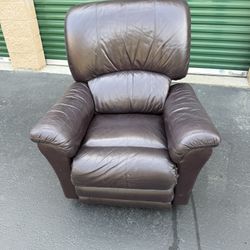 Plush & Comfortable Leather lazyboy recliner In Great Condition $150 OBO