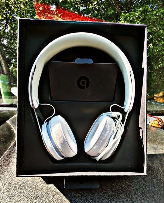 **Beats EP Headphones (Beats by Dre) - White, Wired, On Ears** Like New!