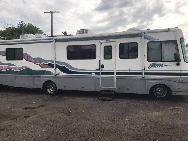 2005 Fleetwood Storm RV