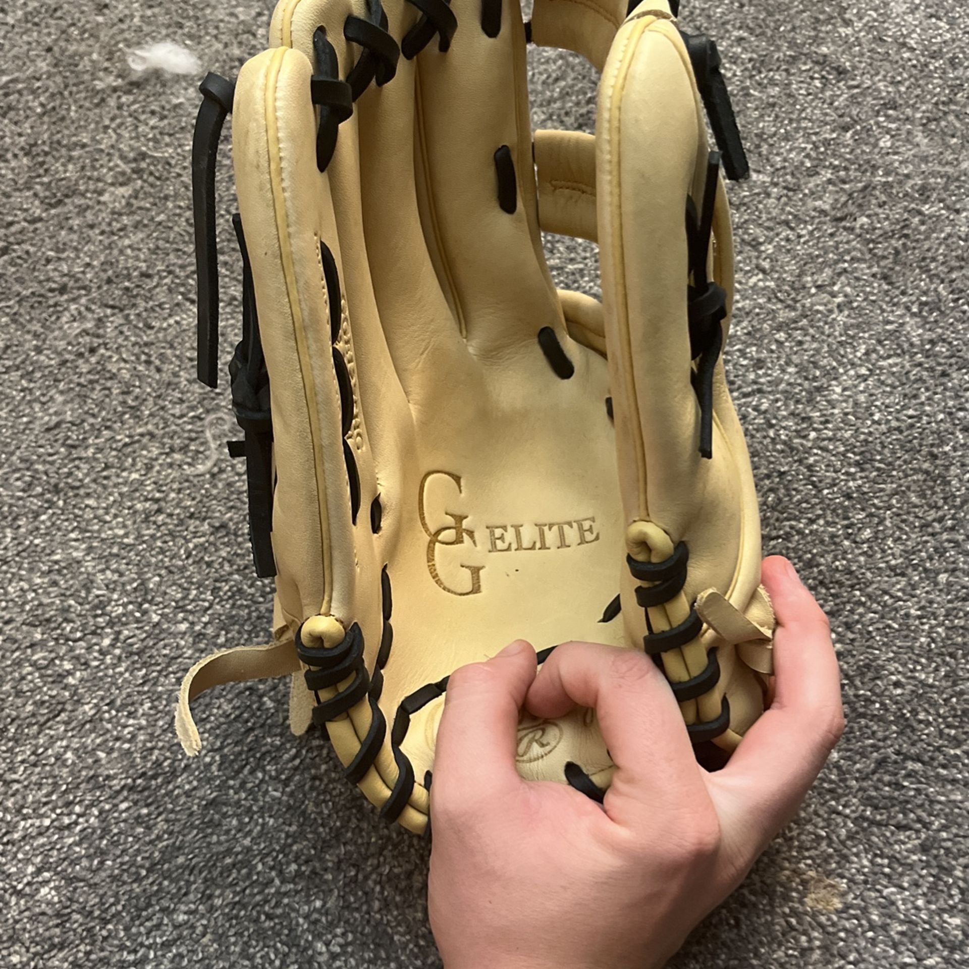 Large Hand Rawlings New Baseball Glove