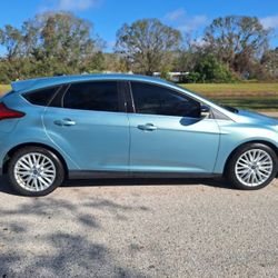 Ford Focus SEL ( Reliable & Gas Saver )