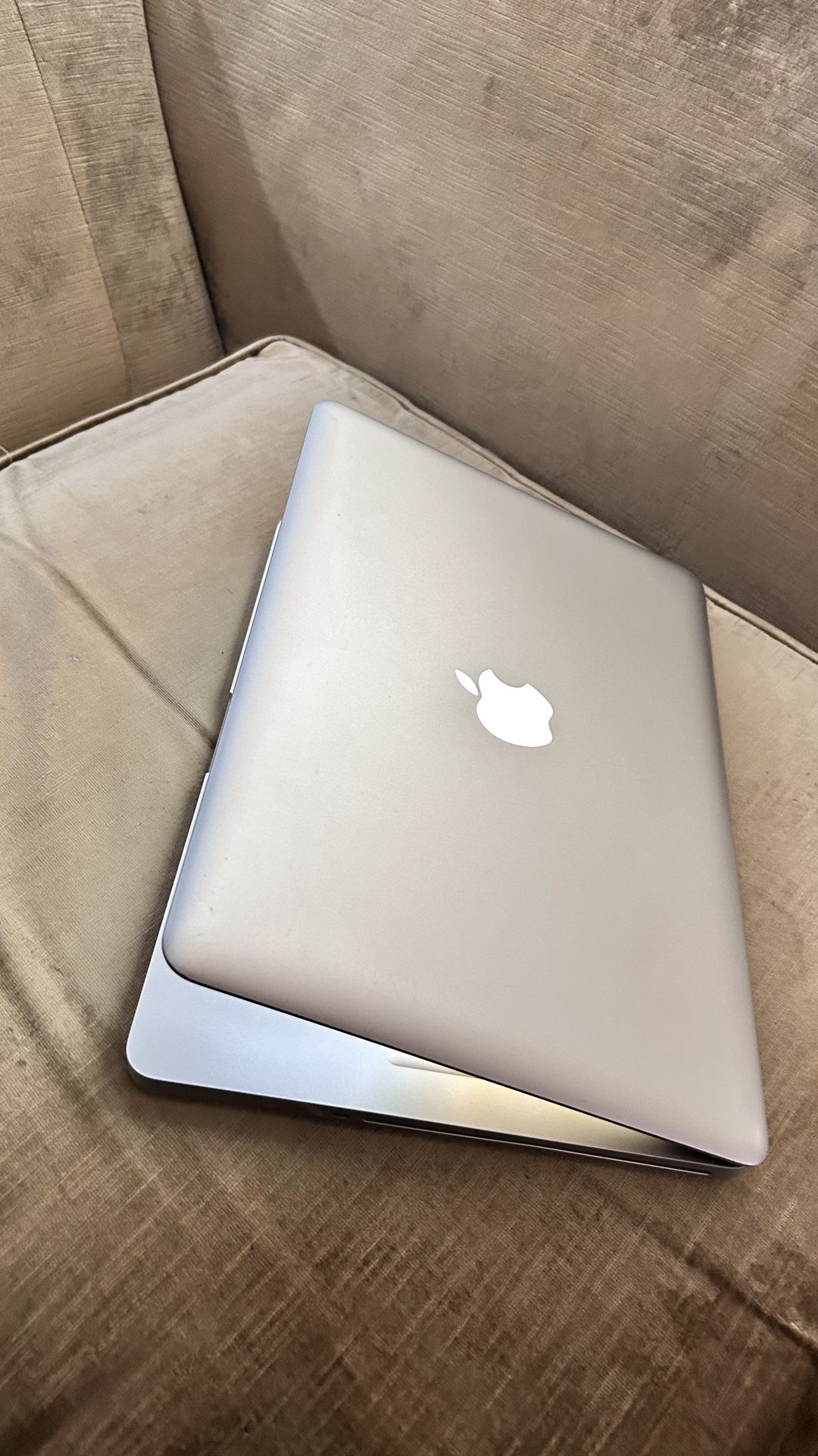 Apple MacBook Pro 13” I5/8GB/256GB SSD $140