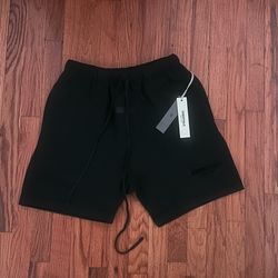 Black essential shorts L