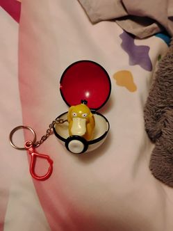Psyduck Pokéball Keychain Figure