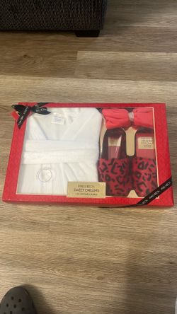 Paris Hilton spa set