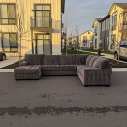 *Ashley Furniture 3 piece sectional*FREE DELIVERY 
