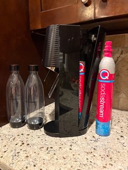 SodaStream Sparkling Water Maker with two Bottles and two CO2